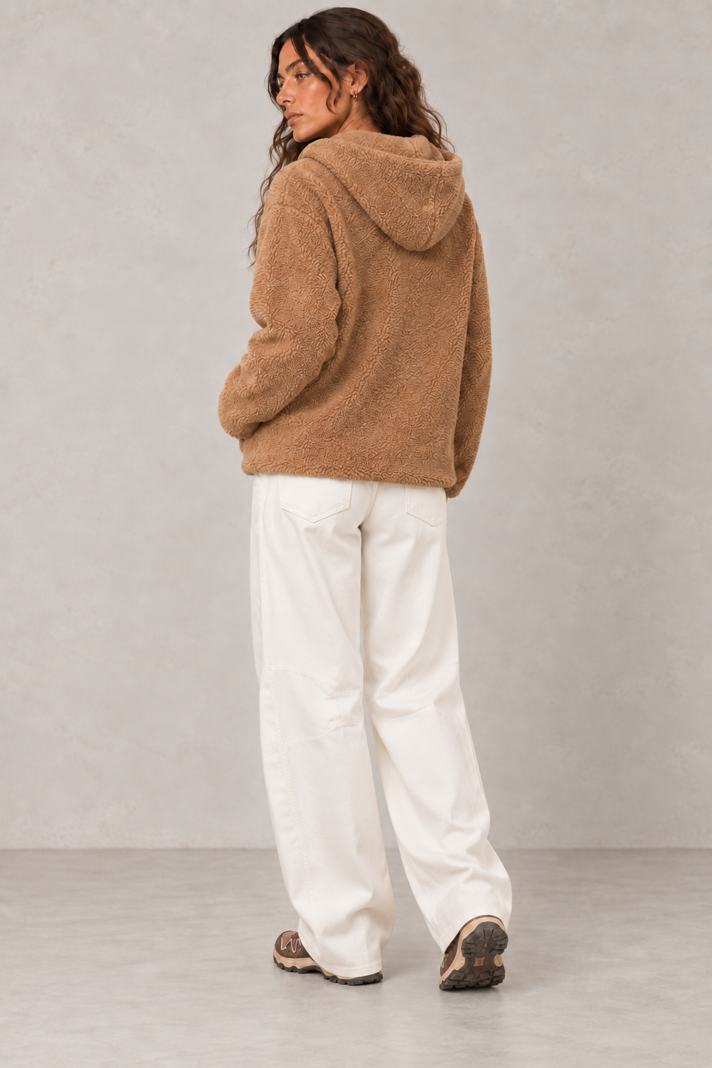 Veste sherpa à capuche camel avec jean barrel blanc, vue de dos