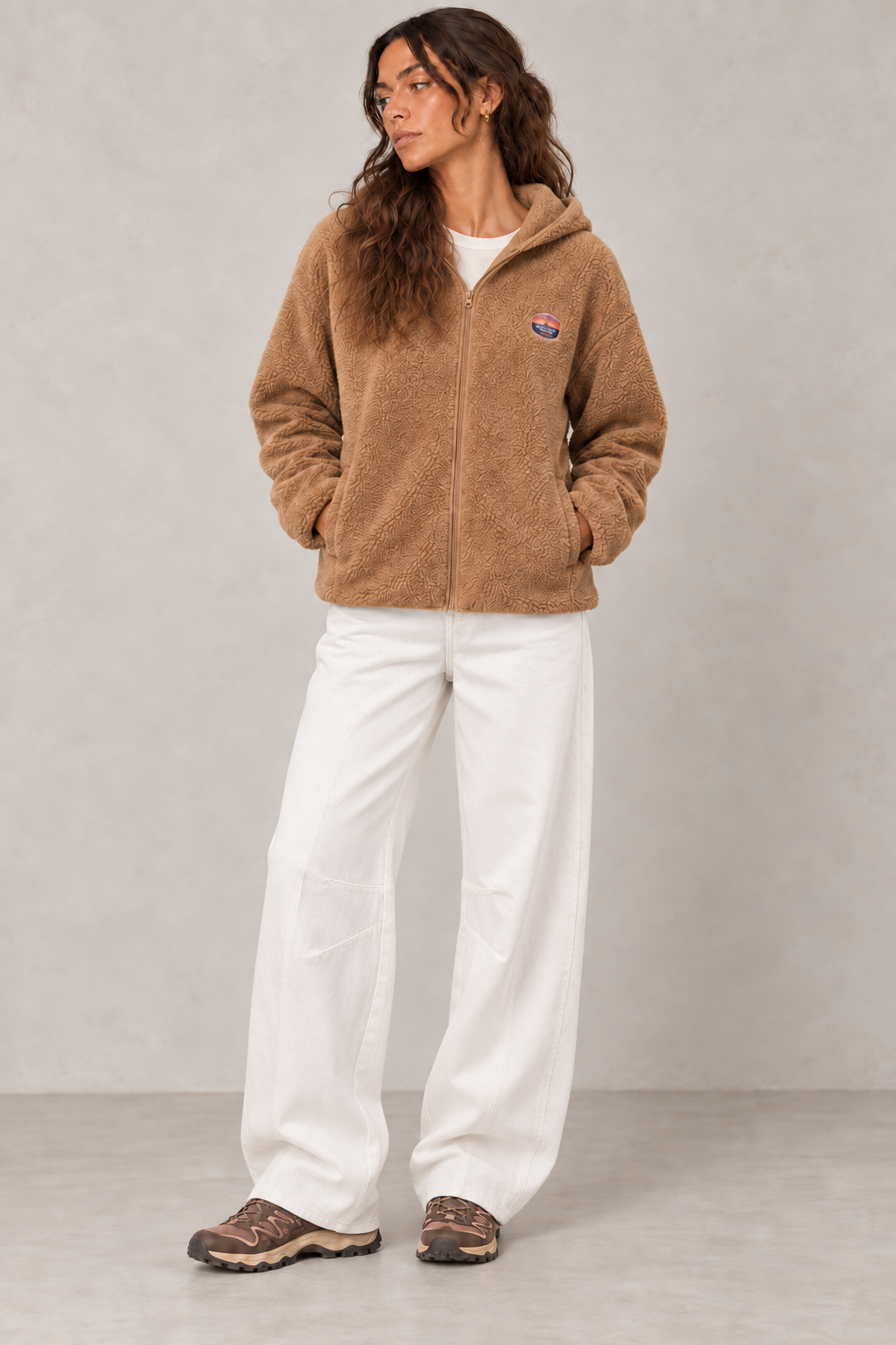Veste sherpa à capuche camel avec jean barrel blanc, silhouette complète