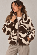 Veste sherpa zippée chocolat et écru, vue rapprochée