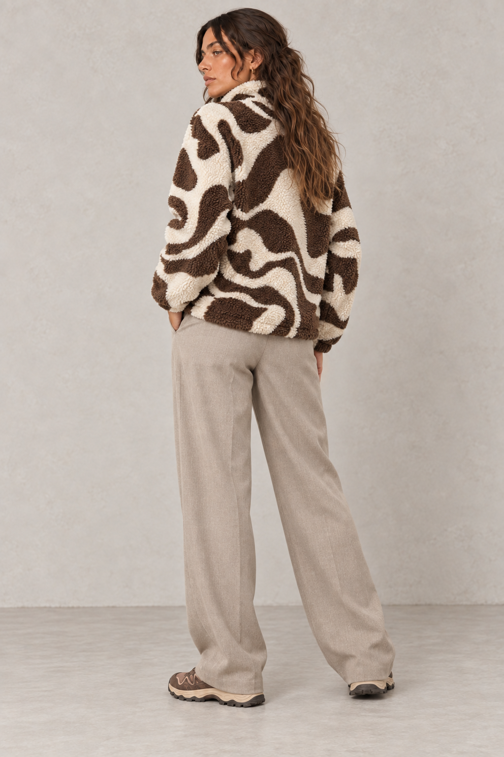 Veste sherpa zippée chocolat et écru, vue de dos
