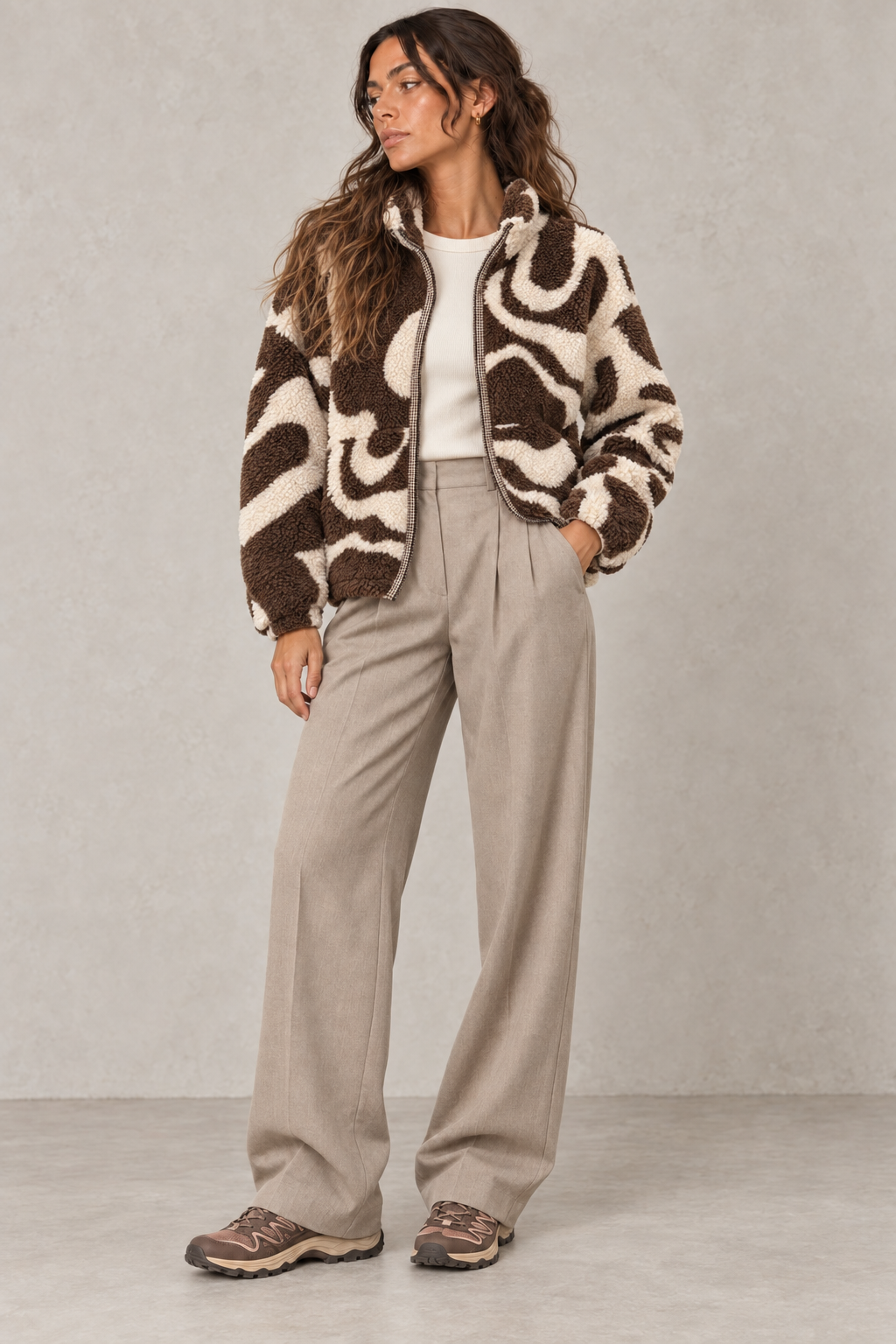 Veste sherpa zippée chocolat et écru, silhouette complète